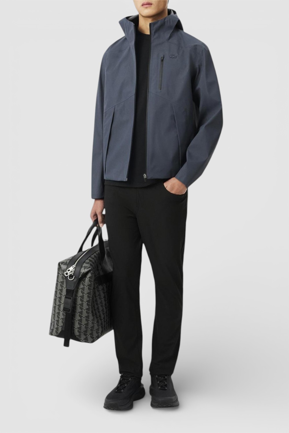 תמונת כל הלוק של חולצת טי